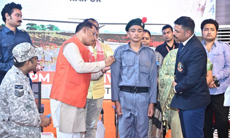 छत्तीसगढ़ के इस जिले में शुरू हुई एनसीसी एयर स्क्वाड्रन, मुख्यमंत्री साय ने 25 मेधावी छात्रों को पहनाया कैडेट बैच… छत्तीसगढ़ के इस जिले में शुरू हुई एनसीसी एयर स्क्वाड्रन, मुख्यमंत्री साय ने 25 मेधावी छात्रों को पहनाया कैडेट बैच…