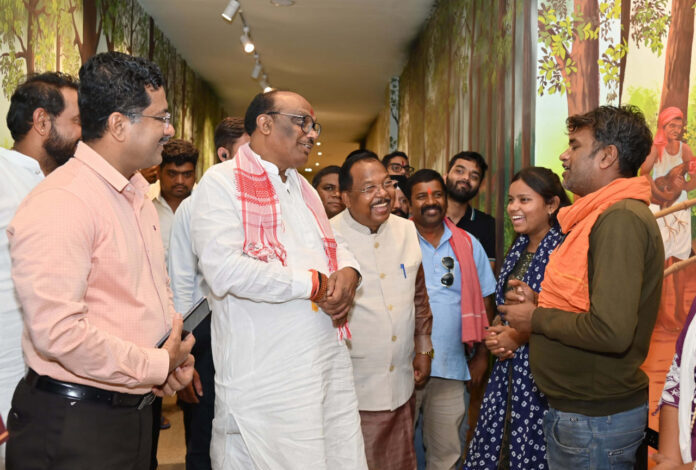 केन्द्रीय मंत्री दुर्गा दास उइके ने किया छत्तीसगढ़ जनजातीय संग्रहालय का अवलोकन, आदिवासी संस्कृति के संरक्षण की सराहना की…. केन्द्रीय मंत्री दुर्गा दास उइके ने किया छत्तीसगढ़ जनजातीय संग्रहालय का अवलोकन, आदिवासी संस्कृति के संरक्षण की सराहना की….