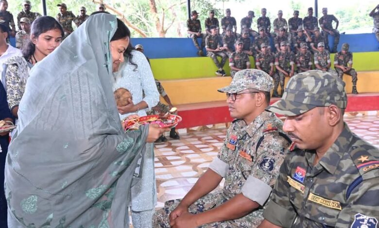 मंत्री श्रीमती राजवाड़े ने कारली पहुंचकर सुरक्षा बल के जवानों को राखी बांधकर शुभकामनाएं दीं….