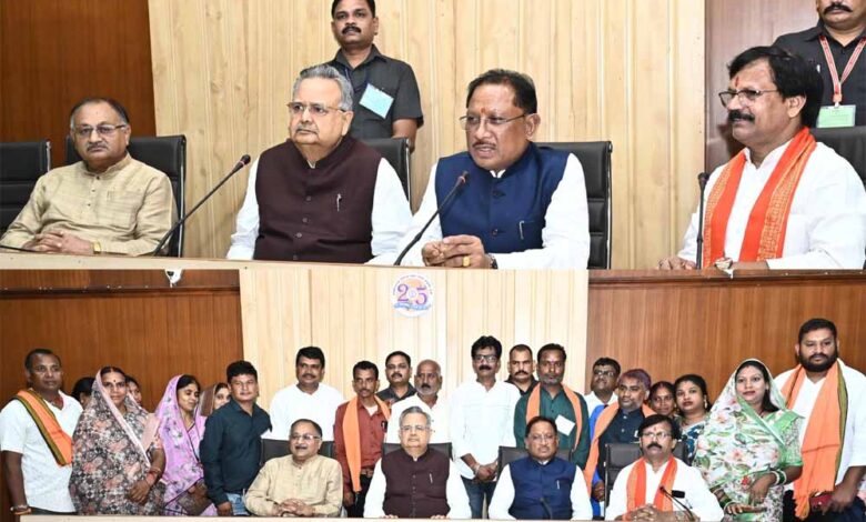 राजनांदगांव के नागरिक प्रतिनिधिमंडल ने की मुख्यमंत्री से सौजन्य भेंट राजनांदगांव के नागरिक प्रतिनिधिमंडल ने की मुख्यमंत्री से सौजन्य भेंट