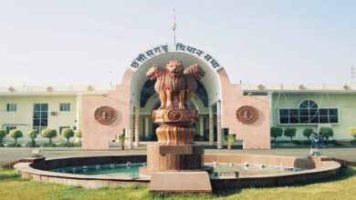 खाद-बीज संकट पर सदन में विपक्ष का हंगामा, निलंबित होने के बाद धरने पर बैठे…