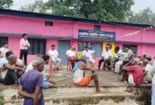 छुट्टी वाली मैडम पर भड़के ग्रामीण, स्कूल में जड़ा ताला, की स्थायी छुट्टी की मांग