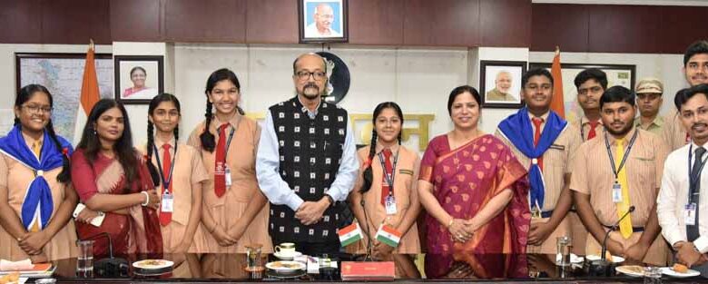 राज्यपाल से मिले हाई स्कूल के विद्यार्थी राज्यपाल से मिले हाई स्कूल के विद्यार्थी