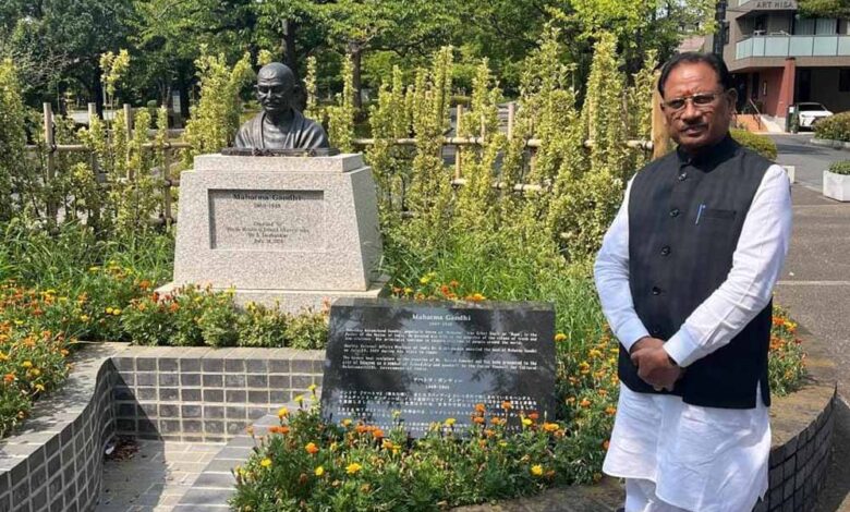 मुख्यमंत्री विष्णुदेव साय ने टोक्यो के ‘लिटिल इंडिया’ पहुँचकर महात्मा गांधी को किया नमन मुख्यमंत्री विष्णुदेव साय ने टोक्यो के ‘लिटिल इंडिया’ पहुँचकर महात्मा गांधी को किया नमन