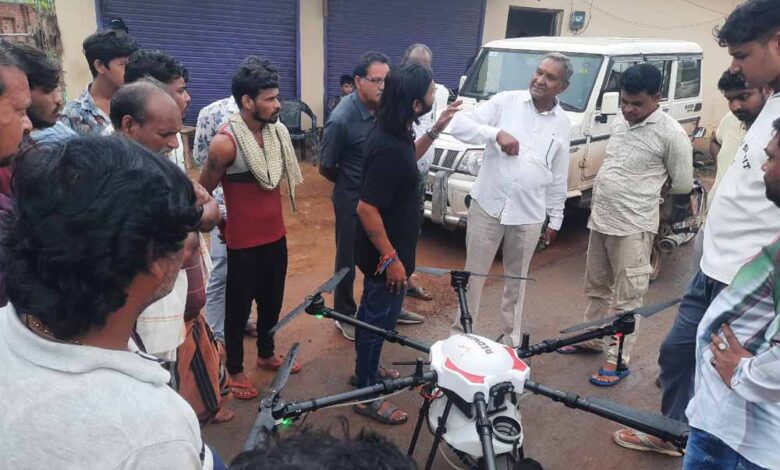 ड्रोन तकनीक से किया जा रहा है, नैनो यूरिया का छिड़काव ड्रोन तकनीक से किया जा रहा है, नैनो यूरिया का छिड़काव