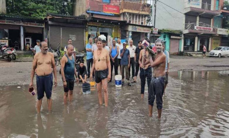 जगह-जगह गड्ढों से त्रस्त व्यापारी, पानी से भरे गड्ढों में नहा कर जताया विरोध जगह-जगह गड्ढों से त्रस्त व्यापारी, पानी से भरे गड्ढों में नहा कर जताया विरोध