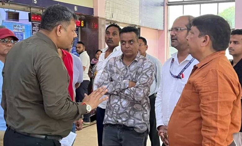 यात्रियों की शिकायत पर तुरंत एक्शन: Sr. DCM ने ‘नायक’ फिल्म की तर्ज पर हटाए CRS यात्रियों की शिकायत पर तुरंत एक्शन: Sr. DCM ने ‘नायक’ फिल्म की तर्ज पर हटाए CRS