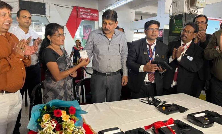 रायपुर रेलवे स्टेशन हुआ हाई-टेक: अब TTE देंगे टिकट, लंबी लाइनों से मिलेगी राहत रायपुर रेलवे स्टेशन हुआ हाई-टेक: अब TTE देंगे टिकट, लंबी लाइनों से मिलेगी राहत