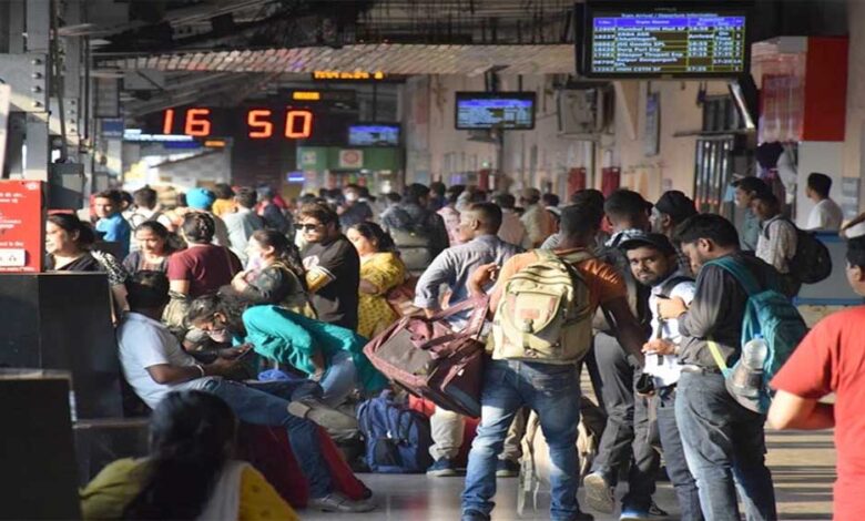 रेलवे की नई व्यवस्था फेल: टिकट देने वाले टीटीई नदारद, यात्रियों को करना पड़ा इंतज़ार रेलवे की नई व्यवस्था फेल: टिकट देने वाले टीटीई नदारद, यात्रियों को करना पड़ा इंतज़ार