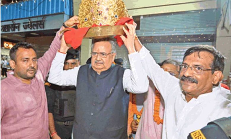 अनूठी थीम वाले पंडाल में विराजे गणपति, 75 लाख का स्वर्ण मुकुट बना आकर्षण