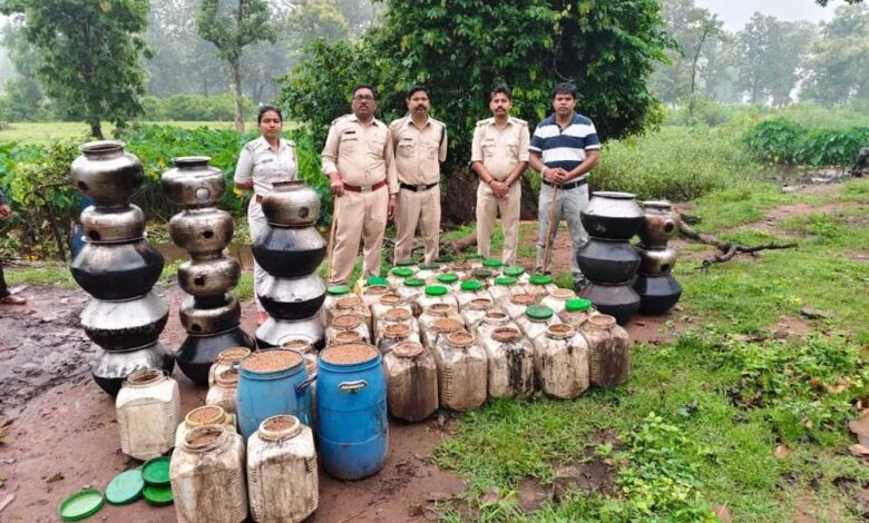 कबीरधाम में पुलिस की बड़ी कार्रवाई, भारी मात्रा में अवैध शराब जब्त कबीरधाम में पुलिस की बड़ी कार्रवाई, भारी मात्रा में अवैध शराब जब्त
