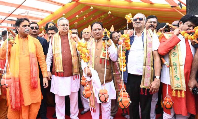 सावन की पावन बेला में मुख्यमंत्री श्री विष्णु देव साय ने किया भगवान शिव का रूद्राभिषेक, प्रदेशवासियों की समृद्धि और सुख-शांति की कामना सावन की पावन बेला में मुख्यमंत्री श्री विष्णु देव साय ने किया भगवान शिव का रूद्राभिषेक, प्रदेशवासियों की समृद्धि और सुख-शांति की कामना