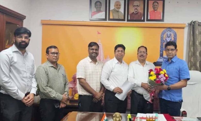 राजस्व मंत्री के आश्वासन पर खत्म हुई हड़ताल, तहसीलदारों की 17 सूत्रीय मांगों पर बनी सहमति राजस्व मंत्री के आश्वासन पर खत्म हुई हड़ताल, तहसीलदारों की 17 सूत्रीय मांगों पर बनी सहमति
