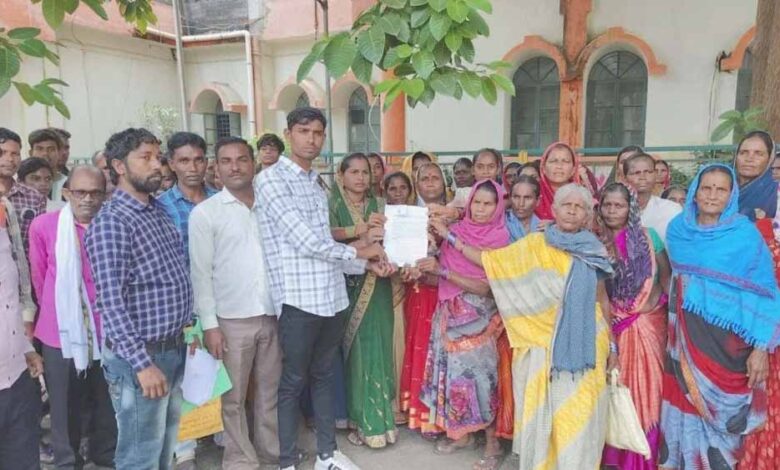 चारागाह और श्मशान की जमीन पर उद्योग स्थापना का विरोध, ग्रामीणों ने कलेक्टर को सौंपी शिकायत चारागाह और श्मशान की जमीन पर उद्योग स्थापना का विरोध, ग्रामीणों ने कलेक्टर को सौंपी शिकायत