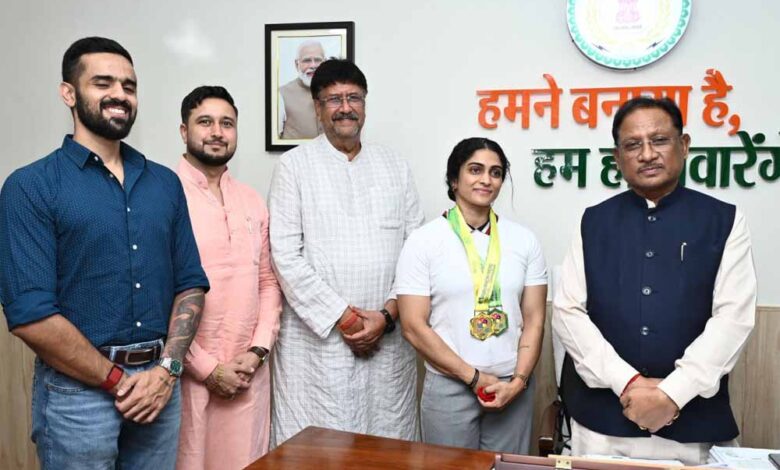 मुख्यमंत्री साय से एशियन अफ्रीकन पैसिफिक पावरलिफ्टिंग चैंपियनशिप की स्वर्ण पदक विजेता नमी राय पारेख ने की मुलाकात