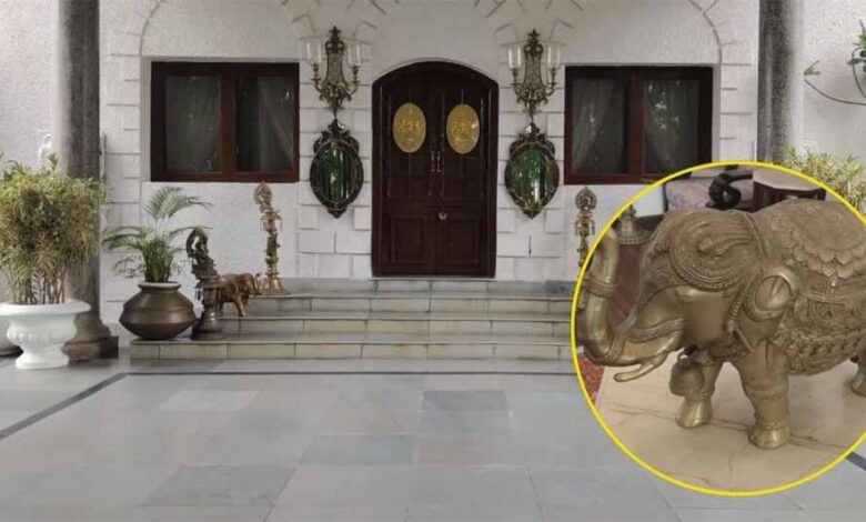 सरगुजा राजपरिवार के कोठीघर से पीतल की हाथी मूर्ति चोरी, CCTV में कैद हुआ चोर सरगुजा राजपरिवार के कोठीघर से पीतल की हाथी मूर्ति चोरी, CCTV में कैद हुआ चोर