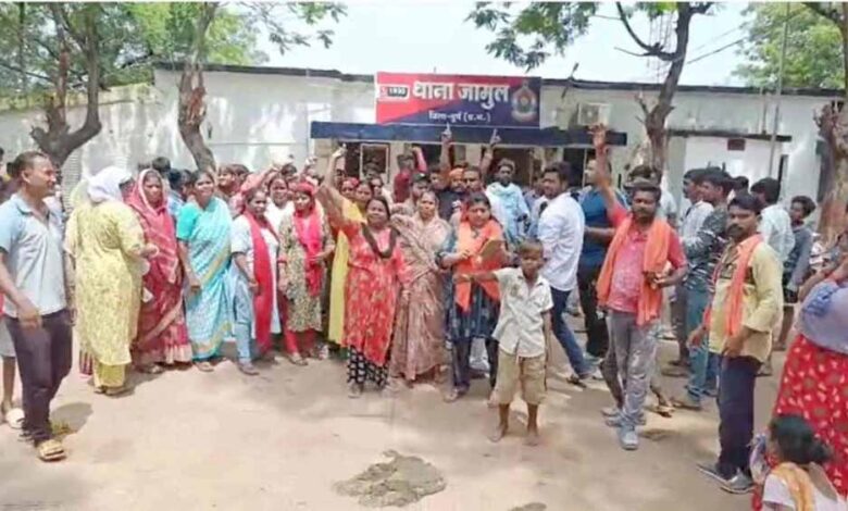 मंदिर में तोड़फोड़ पर बवाल: आक्रोशित भीड़ ने किया थाने का घेराव, आरोपी गिरफ्तार