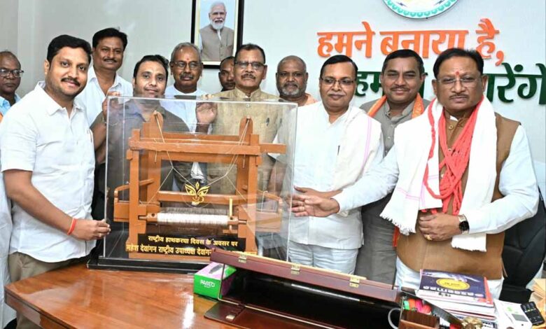 मुख्यमंत्री विष्णु देव साय से बुनकर समाज के प्रतिनिधिमंडल ने की सौजन्य भेंट