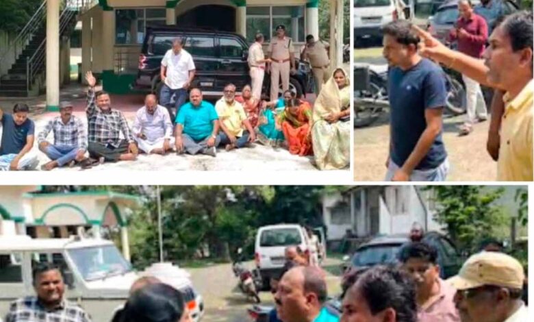 एमसीबी जिले के वनमंडला अधिकारी (DFO) मनीष कश्यप द्वारा जनप्रतिनिधियों के साथ की गई अभद्रता के खिलाफ नगरपालिका अध्यक्ष, उपाध्यक्ष और पार्षदों ने की डीएफओ मनीष कश्यप को हटाने की मांग