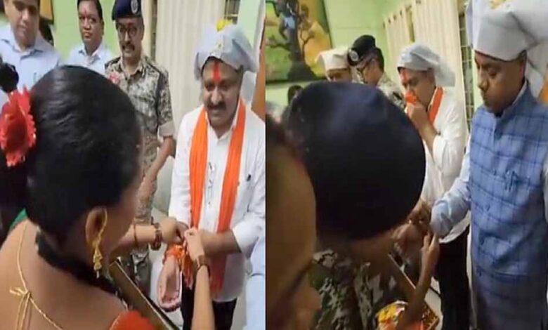 डिप्टी सीएम विजय और मंत्री केदार ने नक्सली महिलाओं से बंधवाई राखी, दिया भरोसा सुरक्षा का डिप्टी सीएम विजय और मंत्री केदार ने नक्सली महिलाओं से बंधवाई राखी, दिया भरोसा सुरक्षा का