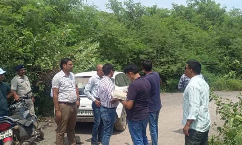 दिनदहाड़े सनसनी: कारोबारी की कार रोककर हथियारों के बल पर 15 लाख की लूट दिनदहाड़े सनसनी: कारोबारी की कार रोककर हथियारों के बल पर 15 लाख की लूट