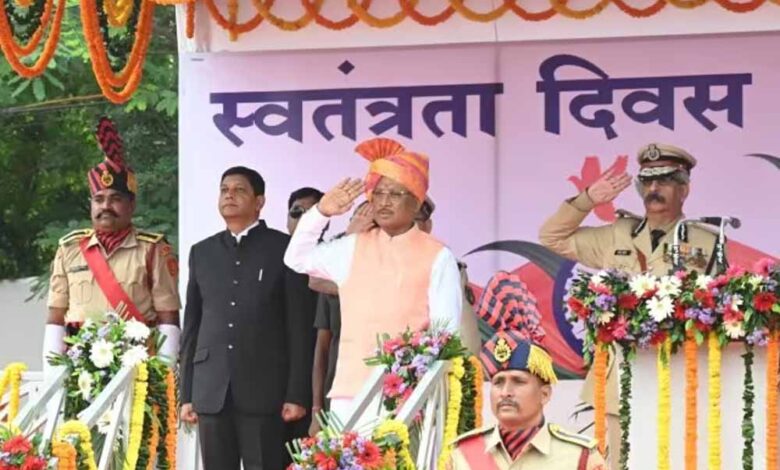 स्वतंत्रता दिवस पर कहां होगा ध्वजारोहण? जानें आपके जिले में कौन फहराएगा तिरंगा स्वतंत्रता दिवस पर कहां होगा ध्वजारोहण? जानें आपके जिले में कौन फहराएगा तिरंगा
