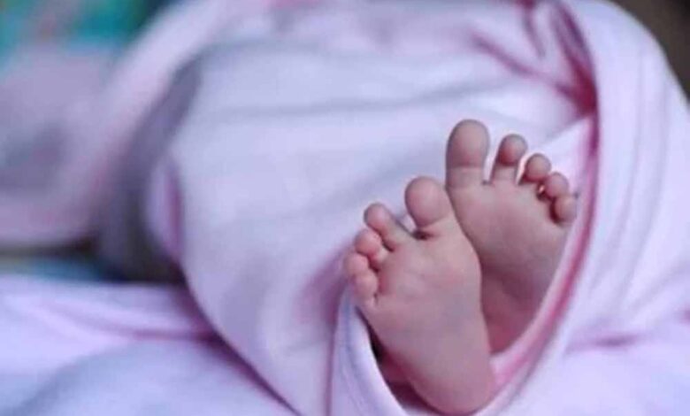 मां ने नवजात को सुरक्षाकर्मी के हवाले कर भागी, CCTV में कैद हुई शर्मनाक हरकत मां ने नवजात को सुरक्षाकर्मी के हवाले कर भागी, CCTV में कैद हुई शर्मनाक हरकत