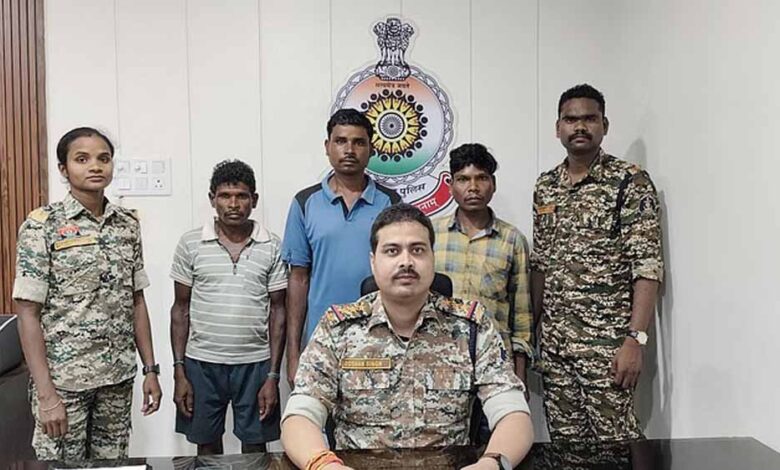 नक्सल विरोधी अभियान में बड़ी सफलता, दो लाख के इनामी सहित तीन नक्सली गिरफ्तार नक्सल विरोधी अभियान में बड़ी सफलता, दो लाख के इनामी सहित तीन नक्सली गिरफ्तार