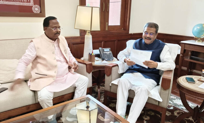 रायपुर : मंत्री रामविचार नेताम ने दिल्ली में केंद्रीय शिक्षा मंत्री धमेंद्र प्रधान से की सौजन्य मुलाकात रायपुर : मंत्री रामविचार नेताम ने दिल्ली में केंद्रीय शिक्षा मंत्री धमेंद्र प्रधान से की सौजन्य मुलाकात