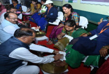 रायपुर : मुख्यमंत्री ने पैर पखारकर दिया सम्मान, भावुक हुईं स्वच्छता दीदियां – ‘जीवन में पहली बार इतना गर्व महसूस हुआ’