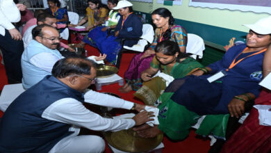 रायपुर : मुख्यमंत्री ने पैर पखारकर दिया सम्मान, भावुक हुईं स्वच्छता दीदियां – ‘जीवन में पहली बार इतना गर्व महसूस हुआ’