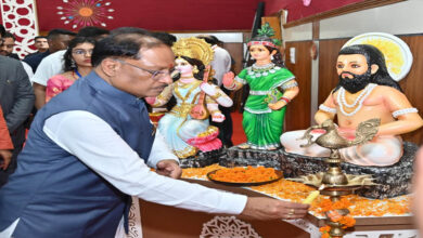 रायपुर : मुख्यमंत्री विष्णुदेव साय शहीद विनोद सिंह कौशिक मेधावी छात्र अभिनंदन समारोह में शामिल, मेधावी छात्रों का बढ़ाया उत्साह