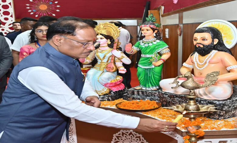 रायपुर : मुख्यमंत्री विष्णुदेव साय शहीद विनोद सिंह कौशिक मेधावी छात्र अभिनंदन समारोह में शामिल, मेधावी छात्रों का बढ़ाया उत्साह रायपुर : मुख्यमंत्री विष्णुदेव साय शहीद विनोद सिंह कौशिक मेधावी छात्र अभिनंदन समारोह में शामिल, मेधावी छात्रों का बढ़ाया उत्साह
