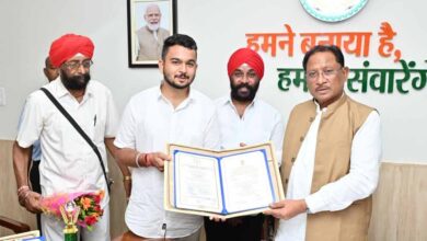 रायपुर : मुख्यमंत्री  विष्णु देव साय से राष्ट्रपति सम्मान से सम्मानित देवाशीष और मनतृप्त कौर ने की सौजन्य मुलाकात