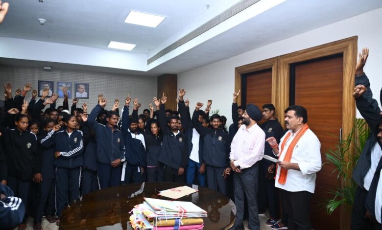 बस्तर के विकास को गति देना हमारी प्राथमिकता-उपमुख्यमंत्री विजय शर्मा… बस्तर के विकास को गति देना हमारी प्राथमिकता-उपमुख्यमंत्री विजय शर्मा…