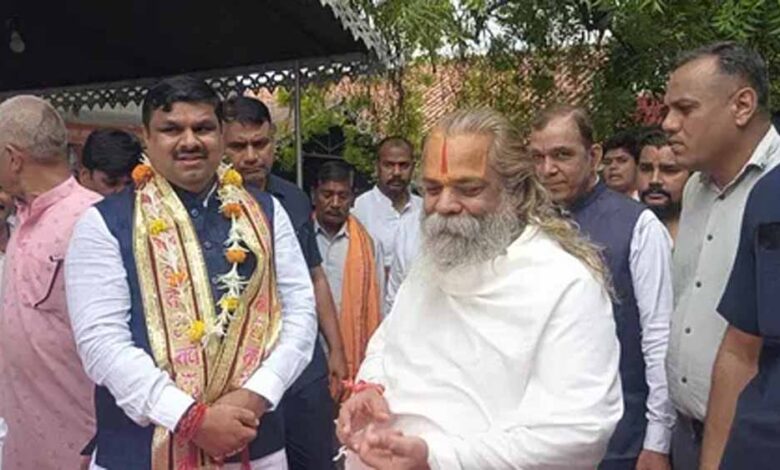 शिक्षा मंत्री गजेंद्र यादव ने कार्यभार संभाला, मंदिर में पूजा-अर्चना कर लिया आशीर्वाद शिक्षा मंत्री गजेंद्र यादव ने कार्यभार संभाला, मंदिर में पूजा-अर्चना कर लिया आशीर्वाद