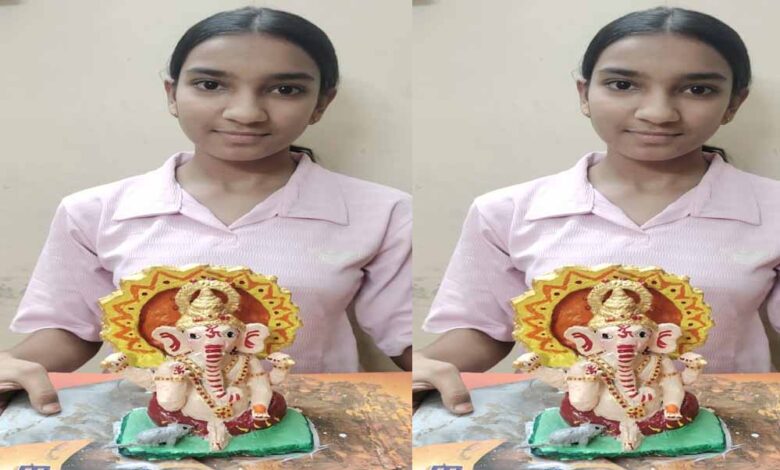 मनेन्द्रगढ़ की बाल प्रतिभा ने सबका मन मोहा – 13 वर्षीय अनन्या ने बनाई सुंदर बाल गणेश प्रतिमा मनेन्द्रगढ़ की बाल प्रतिभा ने सबका मन मोहा – 13 वर्षीय अनन्या ने बनाई सुंदर बाल गणेश प्रतिमा