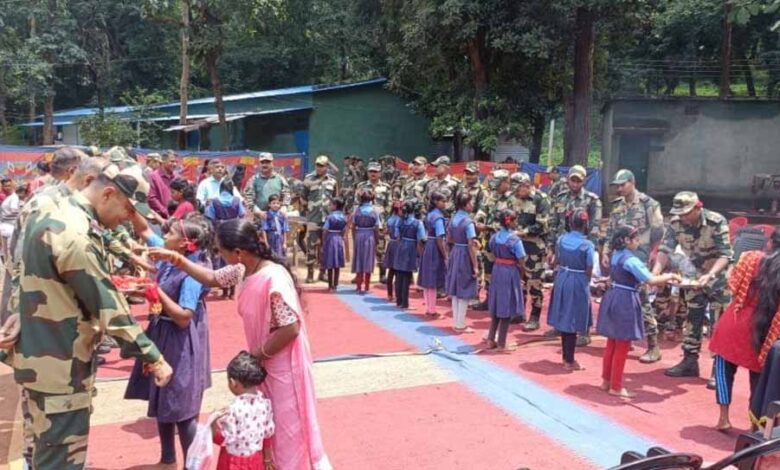 अबूझमाड़ में रक्षाबंधन का अनोखा रंग, धागों में झलकी आजादी और भरोसे की चमक अबूझमाड़ में रक्षाबंधन का अनोखा रंग, धागों में झलकी आजादी और भरोसे की चमक