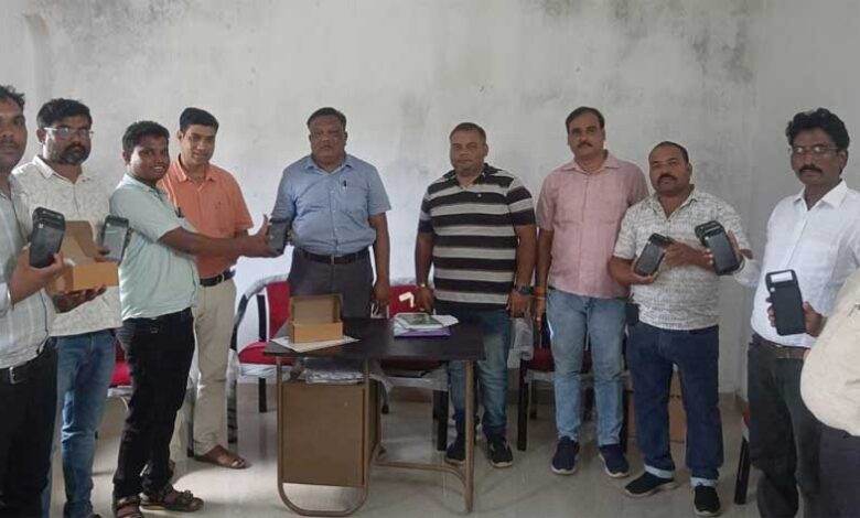 जिले में उर्वरक वितरण होगा हाई-टेक, निजी विक्रेताओं को मिली L1 Pos मशीनें जिले में उर्वरक वितरण होगा हाई-टेक, निजी विक्रेताओं को मिली L1 Pos मशीनें