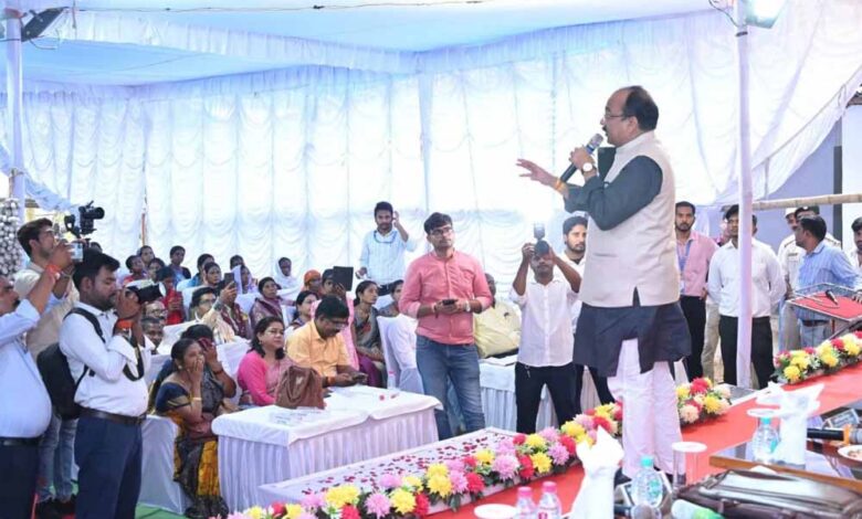 रेशम उत्पादन में छत्तीसगढ़ को लाना है पहले पायदान पर : अरुण साव रेशम उत्पादन में छत्तीसगढ़ को लाना है पहले पायदान पर : अरुण साव