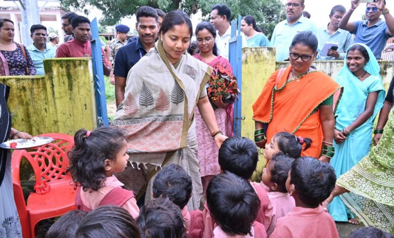 रायपुर : महिला एवं बाल विकास मंत्री श्रीमती राजवाड़े कोंडागांव के प्रवास पर रायपुर : महिला एवं बाल विकास मंत्री श्रीमती राजवाड़े कोंडागांव के प्रवास पर