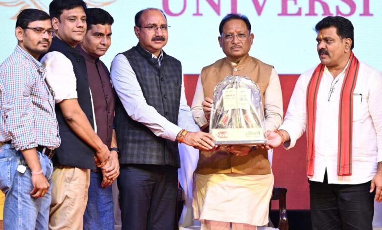 रायपुर : मुख्यमंत्री विष्णु देव साय ‘ज्ञान धारा – शिक्षा संवाद’ कार्यक्रम में हुए शामिल रायपुर : मुख्यमंत्री विष्णु देव साय ‘ज्ञान धारा – शिक्षा संवाद’ कार्यक्रम में हुए शामिल