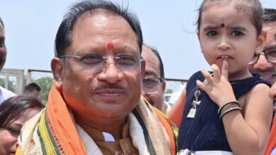 नन्ही सृष्टि को गोद में उठाकर मुख्यमंत्री विष्णु देव साय ने रच दिया अपनत्व और स्नेह का अविस्मरणीय पल