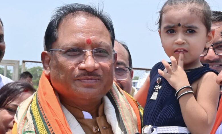 नन्ही सृष्टि को गोद में उठाकर मुख्यमंत्री विष्णु देव साय ने रच दिया अपनत्व और स्नेह का अविस्मरणीय पल