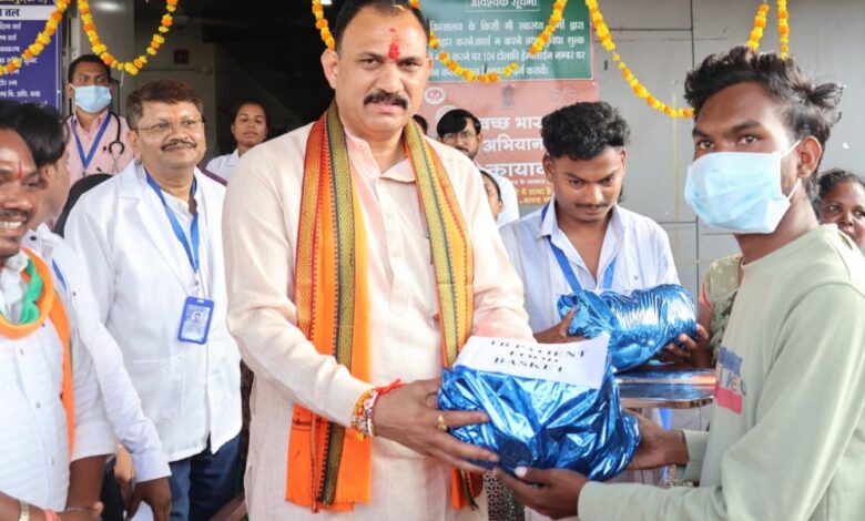 रायपुर : स्वास्थ्य मंत्री श्याम बिहारी जायसवाल ने बीजापुर के भैरमगढ़ स्वास्थ्य केंद्र का किया निरीक्षण
