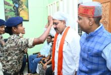 हिड़मा की पूर्व गार्ड ने गृहमंत्री विजय शर्मा को बांधी राखी, अब दंतेश्वरी फाइटर्स का हिस्सा