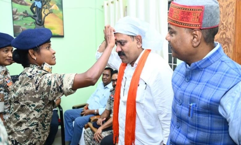 हिड़मा की पूर्व गार्ड ने गृहमंत्री विजय शर्मा को बांधी राखी, अब दंतेश्वरी फाइटर्स का हिस्सा हिड़मा की पूर्व गार्ड ने गृहमंत्री विजय शर्मा को बांधी राखी, अब दंतेश्वरी फाइटर्स का हिस्सा