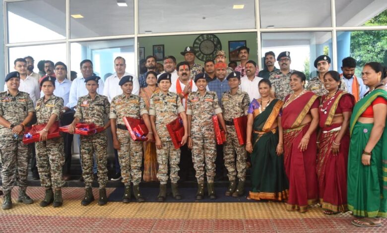 रायपुर : उप मुख्यमंत्री और वन मंत्री को ‘दंतेश्वरी फाइटर्स’ आत्मसमर्पित माओवादी बहनों ने बांधा रक्षा सूत्र रायपुर : उप मुख्यमंत्री और वन मंत्री को ‘दंतेश्वरी फाइटर्स’ आत्मसमर्पित माओवादी बहनों ने बांधा रक्षा सूत्र