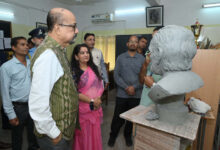 खैरागढ़ विश्वविद्यालय में असम के प्रसिद्ध साहित्यकार रघुनाथ चौधरी की कांस्य प्रतिमा का निर्माण….