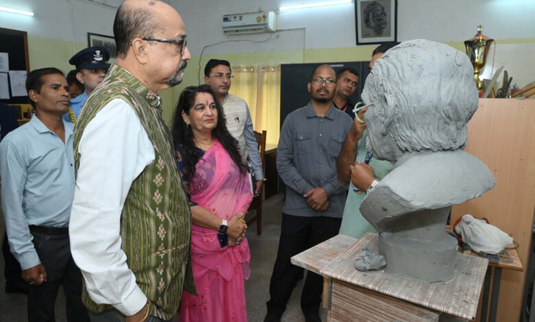 खैरागढ़ विश्वविद्यालय में असम के प्रसिद्ध साहित्यकार रघुनाथ चौधरी की कांस्य प्रतिमा का निर्माण…. खैरागढ़ विश्वविद्यालय में असम के प्रसिद्ध साहित्यकार रघुनाथ चौधरी की कांस्य प्रतिमा का निर्माण….